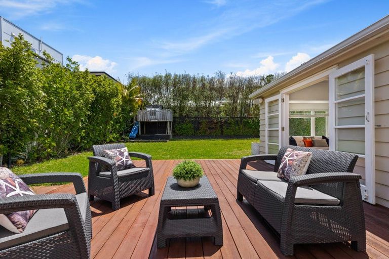 Photo of property in 28 Hanlon Crescent, Narrow Neck, Auckland, 0624