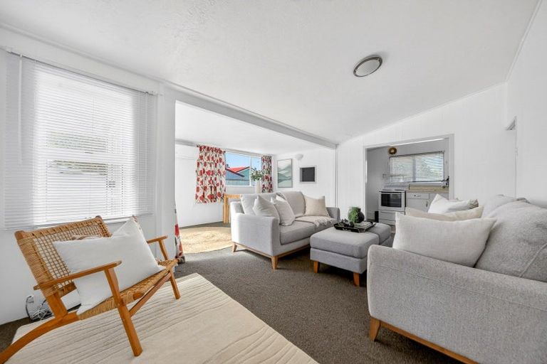 Photo of property in 1 Kempton Street, Greytown, 5712