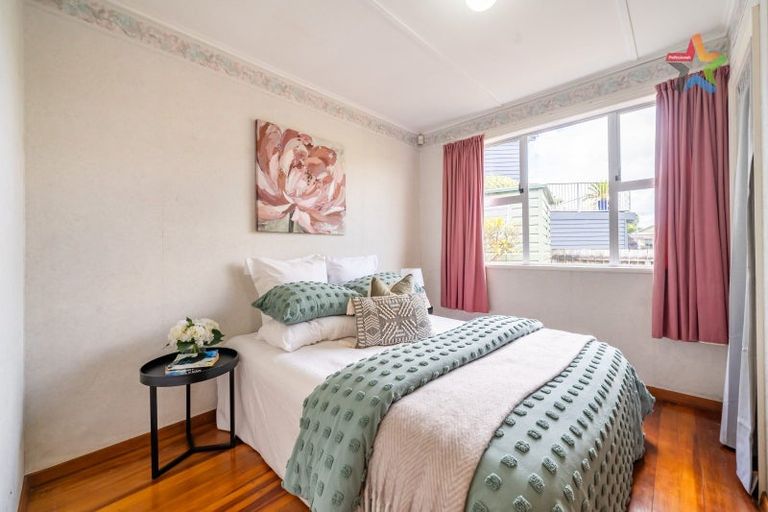Photo of property in 2 Singers Road, Korokoro, Lower Hutt, 5012