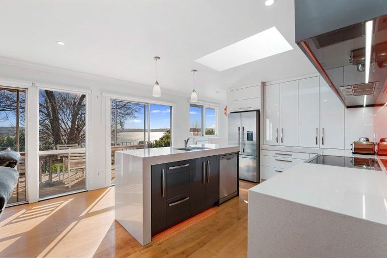 Photo of property in 5 Naera Place, Kawaha Point, Rotorua, 3010