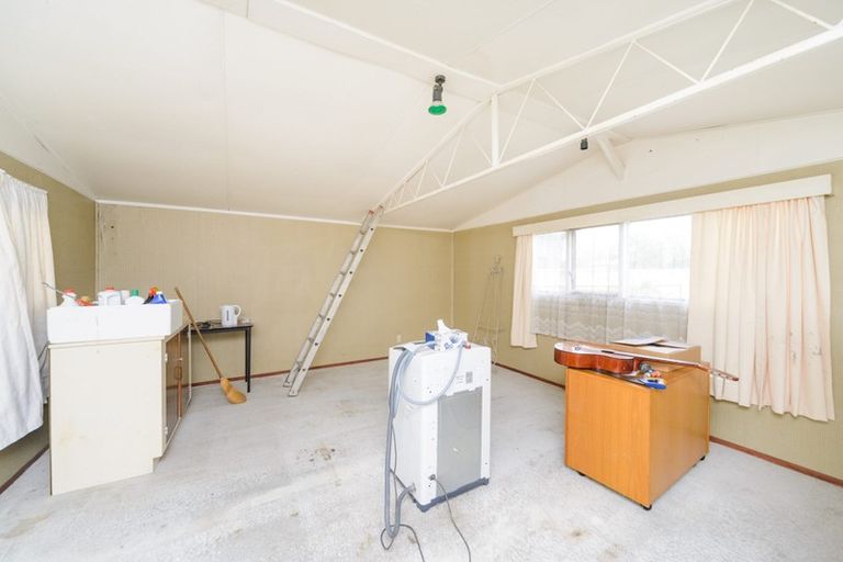 Photo of property in 60 Exeter Crescent, Takaro, Palmerston North, 4412