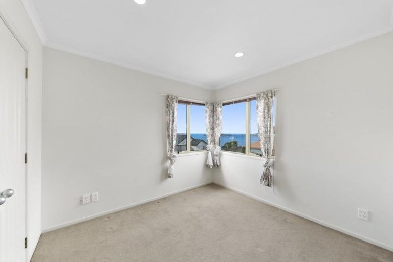 Photo of property in 9 Bennett Grove, Newlands, Wellington, 6037