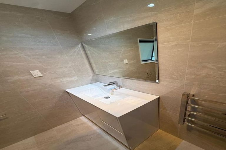 Photo of property in 16 Christmas Road, Manurewa, Auckland, 2102