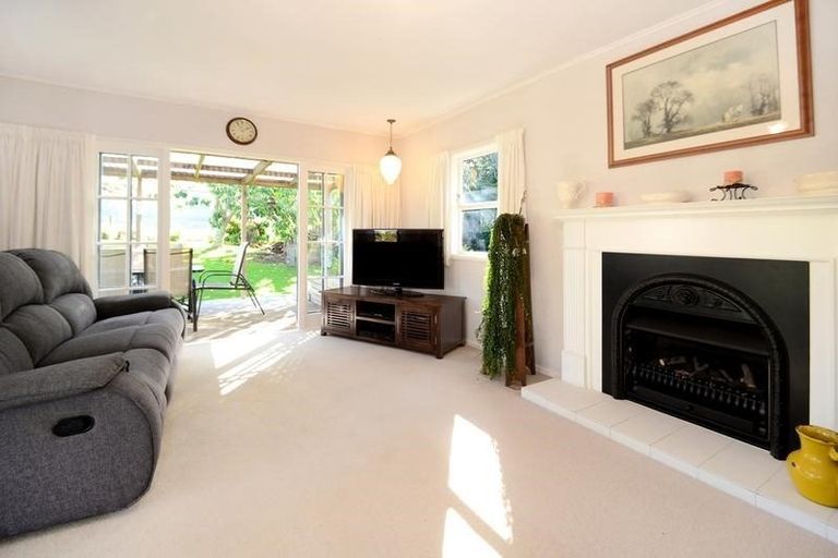 Photo of property in 8 Normanton Street, Glenfield, Auckland, 0629