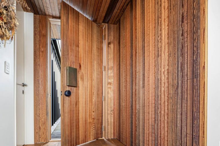 Photo of property in 50 Tiri Road, Manly, Whangaparaoa, 0930