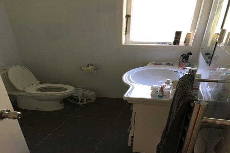 Photo of property in 4 Kirrie Avenue, Te Atatu South, Auckland, 0610