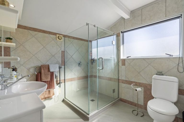 Photo of property in 1/23 Kiteroa Terrace, Rothesay Bay, Auckland, 0630