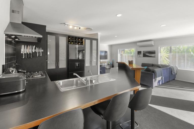 Photo of property in 25 Croftview Road, Wattle Downs, Auckland, 2103