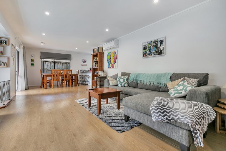 Photo of property in 1/38 Sailfish Drive, West Harbour, Auckland, 0618