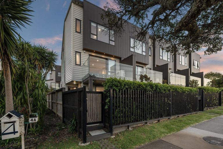 Photo of property in 2e Fowler Street, Northcote, Auckland, 0627