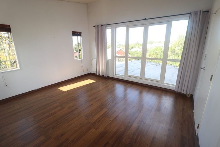 Photo of property in 2/879 East Coast Road, Northcross, Auckland, 0632