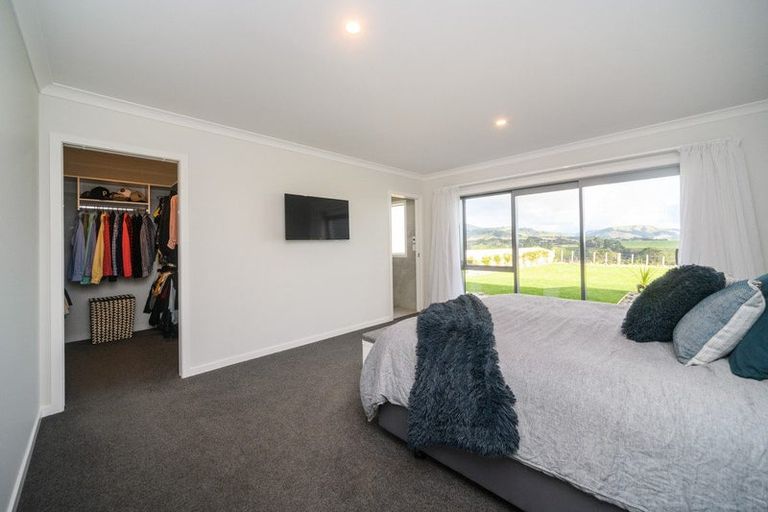 Photo of property in 22 Cyprus Place, Fitzherbert, Palmerston North, 4410