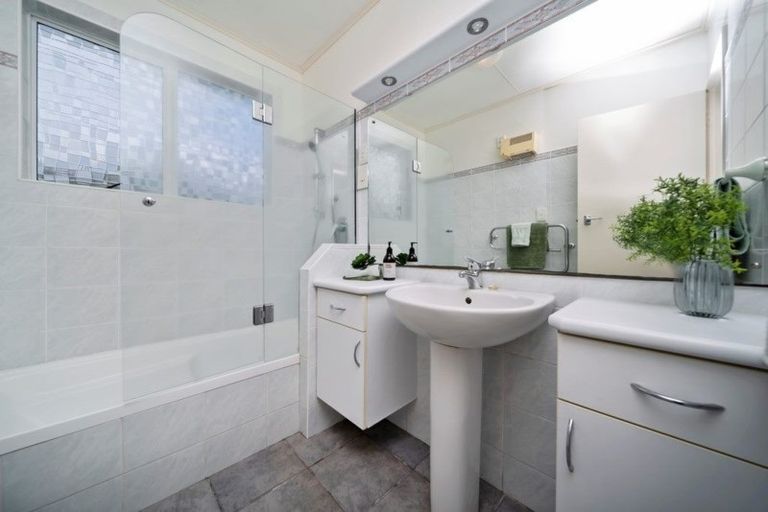 Photo of property in 35 Wesley Avenue, Frankleigh Park, New Plymouth, 4310