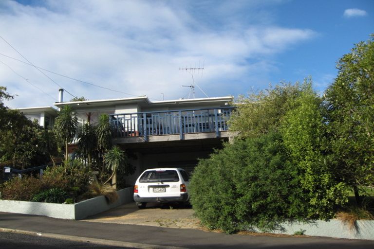 Photo of property in 4 Shearwater Rise, Rothesay Bay, Auckland, 0630