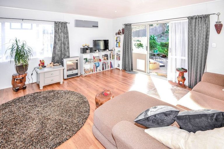 Photo of property in 64a Brian Crescent, Stanmore Bay, Whangaparaoa, 0932