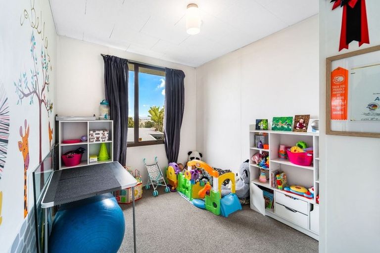 Photo of property in 2/4 Hanson Place, West Harbour, Auckland, 0618