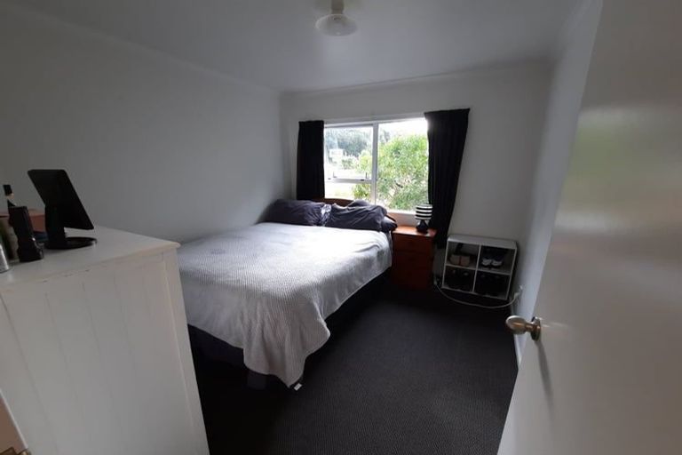 Photo of property in 64 Newlands Road, Newlands, Wellington, 6037