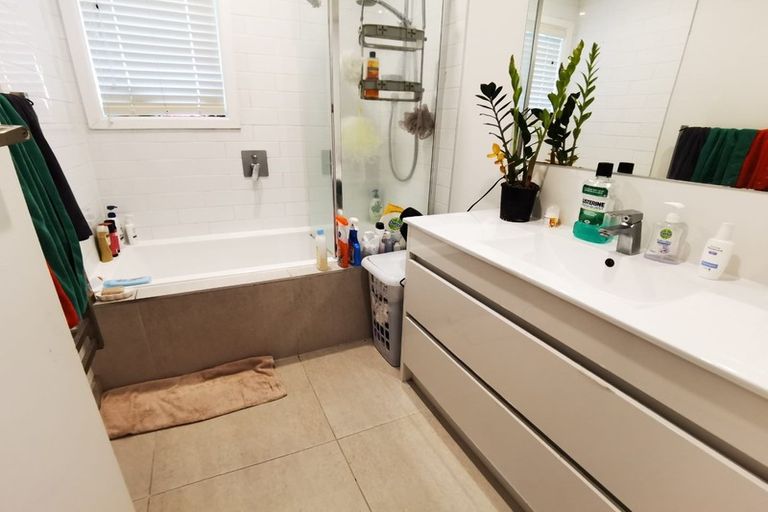 Photo of property in 1/27 Glenmore Road, Sunnyhills, Auckland, 2010