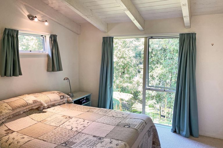 Photo of property in 18 Grand View Road, Leigh, 0985