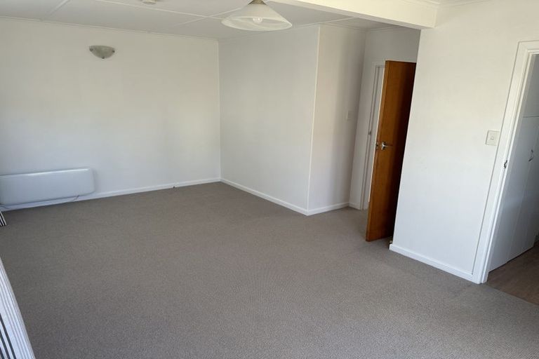 Photo of property in 18 Saulbrey Grove, Woburn, Lower Hutt, 5010