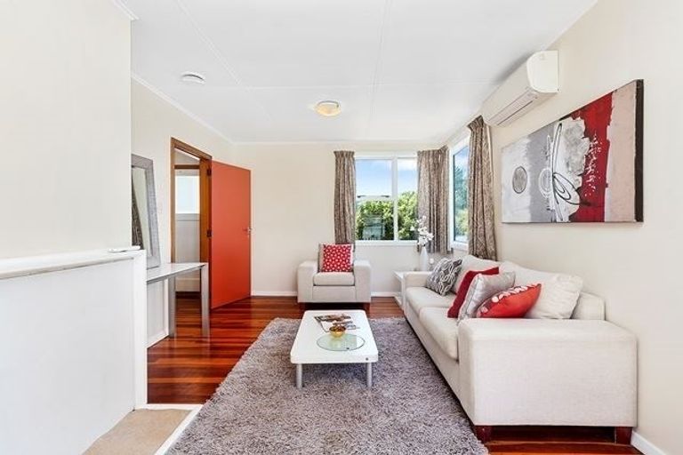 Photo of property in 32 Davidson Crescent, Tawa, Wellington, 5028