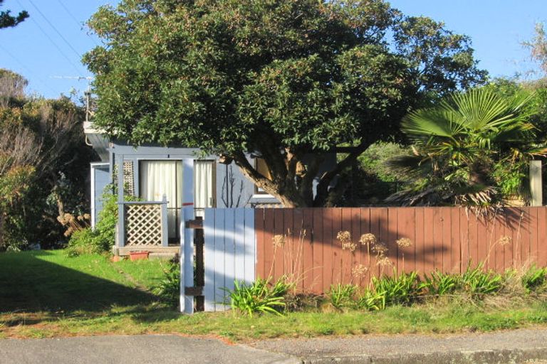 Photo of property in 16 Titoki Road, Waikanae Beach, Waikanae, 5036