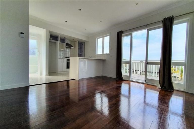 Photo of property in 2/232 East Coast Road, Forrest Hill, Auckland, 0620