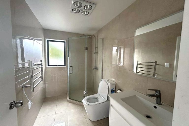 Photo of property in 4f Hepburn Road, Glendene, Auckland, 0602