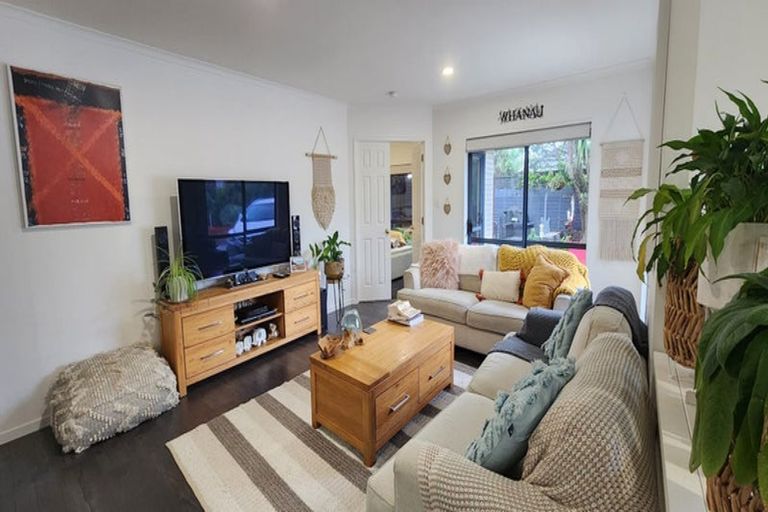 Photo of property in 38 Esther Place, Red Beach, 0932