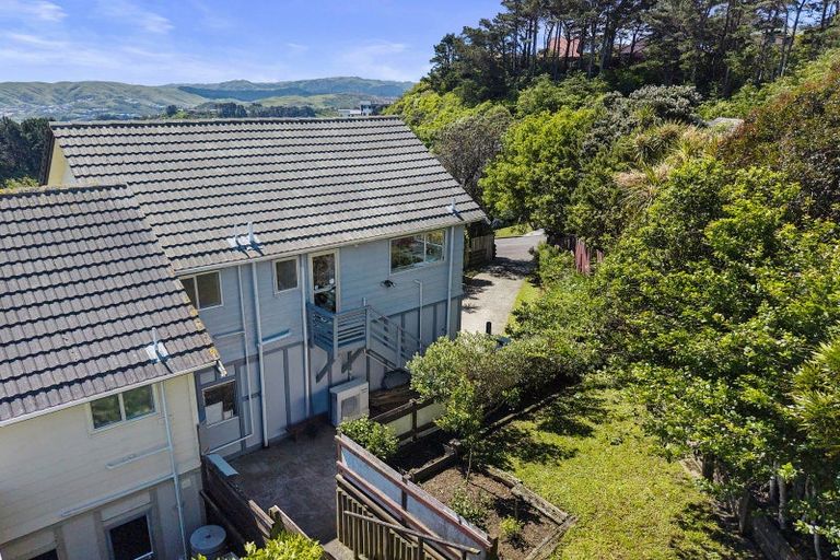 Photo of property in 52 Colchester Crescent, Newlands, Wellington, 6037