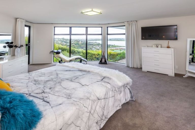 Photo of property in 9 Inverness Lane, Redcliffs, Christchurch, 8081