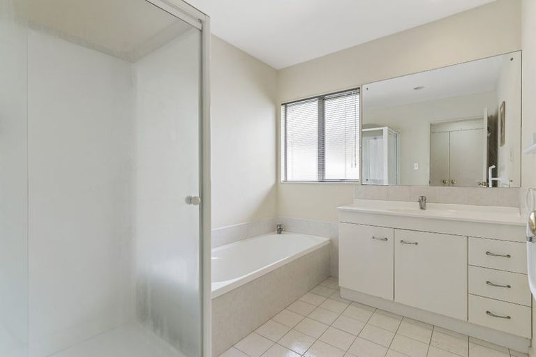 Photo of property in 1/40 Esther Place, Red Beach, 0932