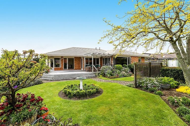 Photo of property in 18 Kinross Drive, Merrilands, New Plymouth, 4312