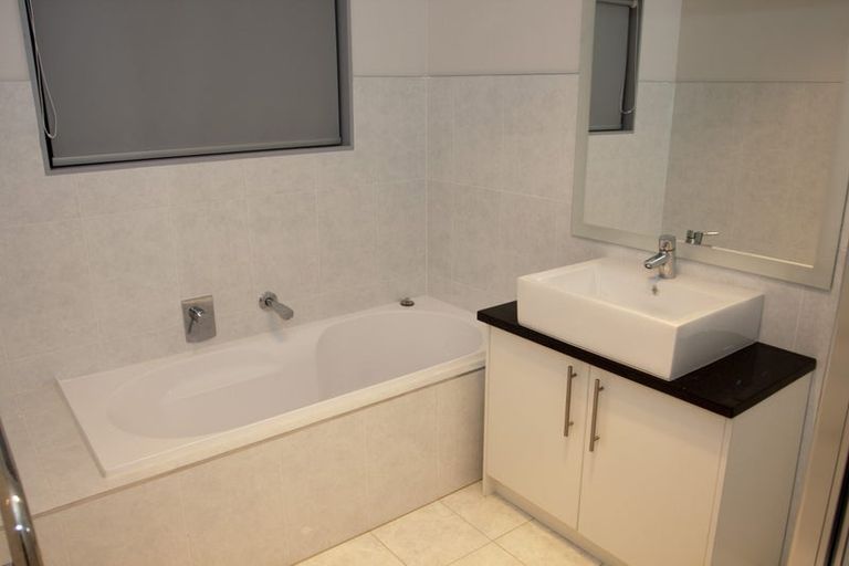Photo of property in 33 Edgewood Way, Henderson, Auckland, 0612