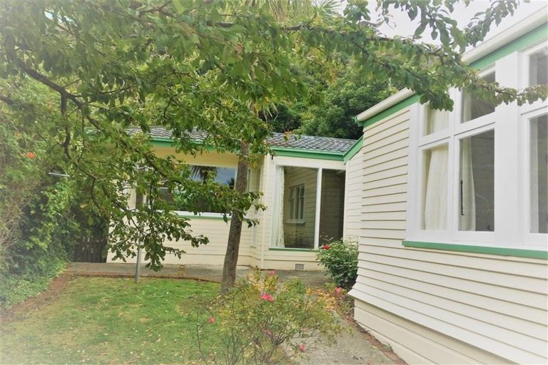 Photo of property in 6 Mahoe Street, Eastbourne, Lower Hutt, 5013