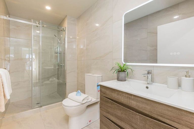 Photo of property in 2/43 Clevedon Road, Papakura, 2110