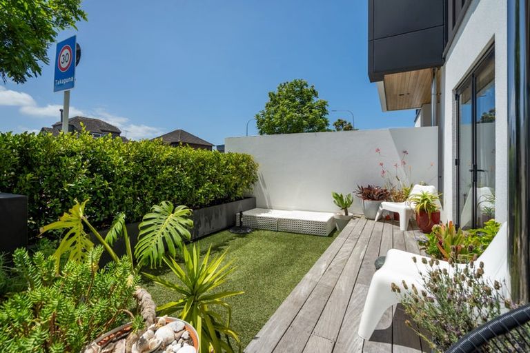 Photo of property in Frank Sargeson Apts, 2/74g Anzac Street, Takapuna, Auckland, 0622