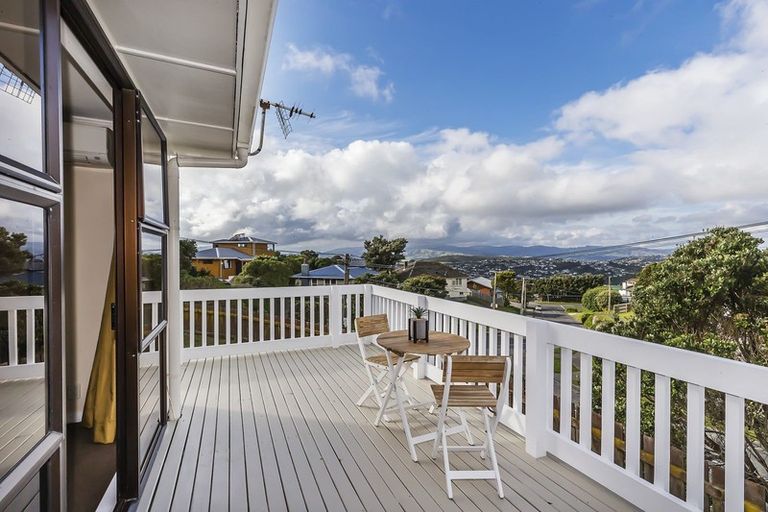 Photo of property in 2 Rakihau Place, Titahi Bay, Porirua, 5022