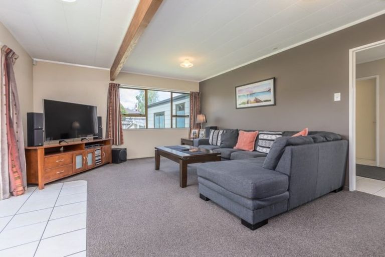 Photo of property in 4 Valley Road, Waiuku, 2123