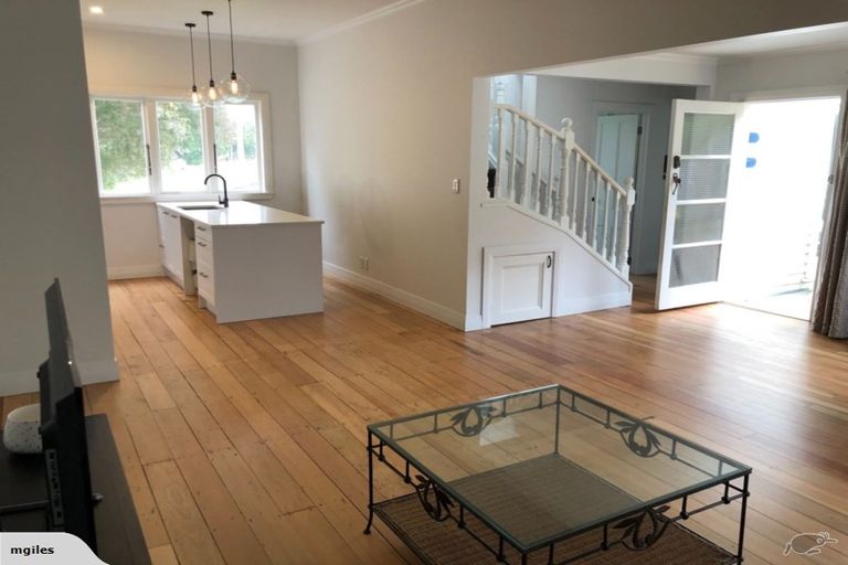 Photo of property in 328 Glenfield Road, Glenfield, Auckland, 0629