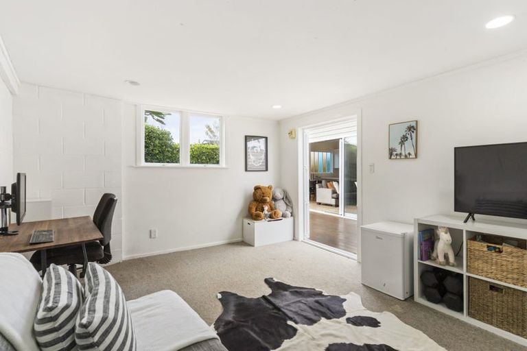 Photo of property in 2 Wernham Place, Northcote, Auckland, 0626