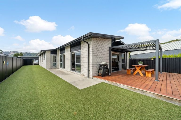 Photo of property in 14 Passchendaele Grove, Trentham, Upper Hutt, 5018