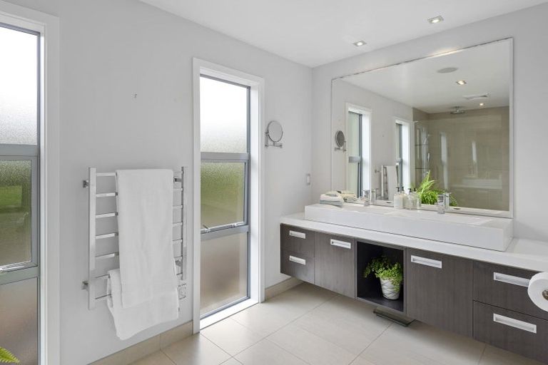 Photo of property in 1 Westall Lane, Avonhead, Christchurch, 8042