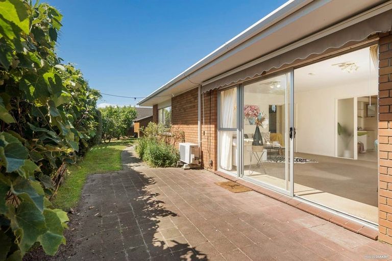 Photo of property in 2/957a Beach Road, Torbay, Auckland, 0630