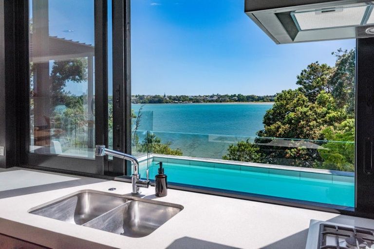 Photo of property in 10a First Avenue, Stanley Point, Auckland, 0624
