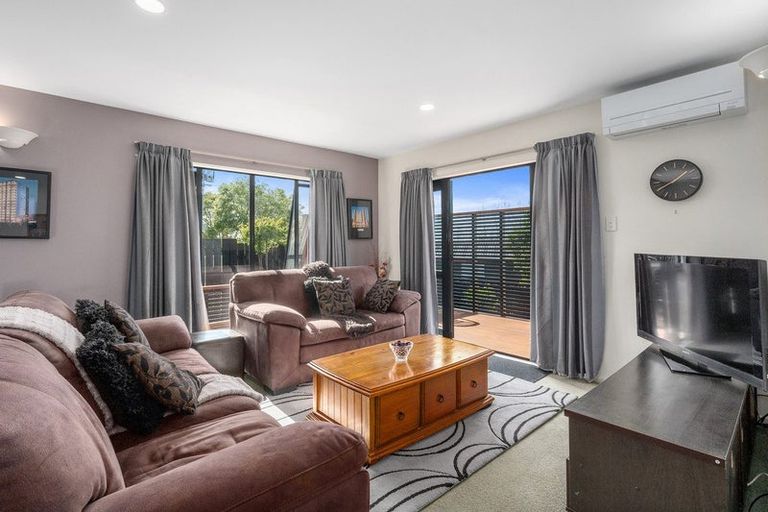 Photo of property in 8 Owl Court, Unsworth Heights, Auckland, 0632