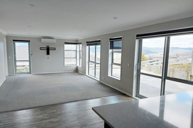 Photo of property in 31 Percy Kinsman Crescent, Riverstone Terraces, Upper Hutt, 5018