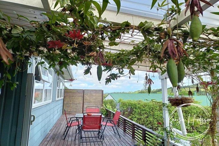 Photo of property in 9 Whaka Street, Maungaturoto, 0520