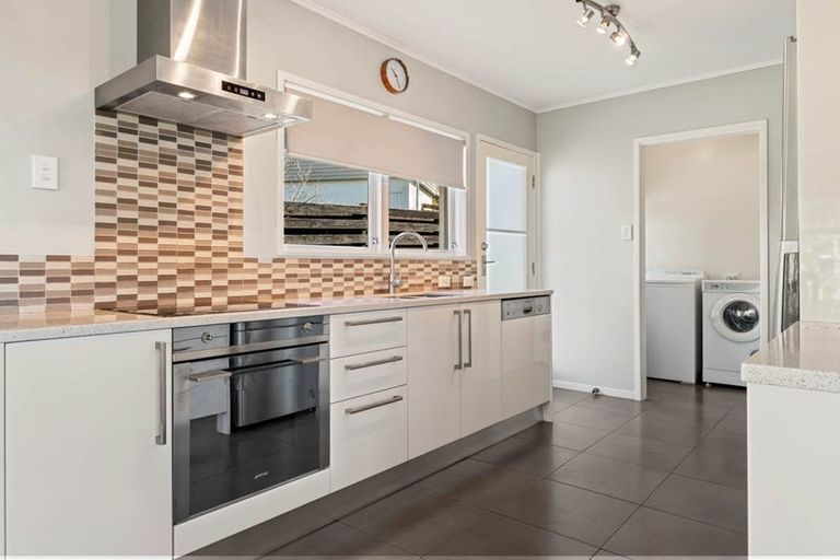 Photo of property in 18 Arosa Place, Forrest Hill, Auckland, 0620