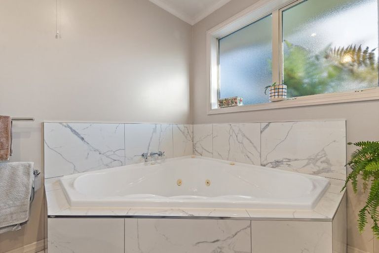 Photo of property in 7 Coolspring Way, Redwood, Christchurch, 8051